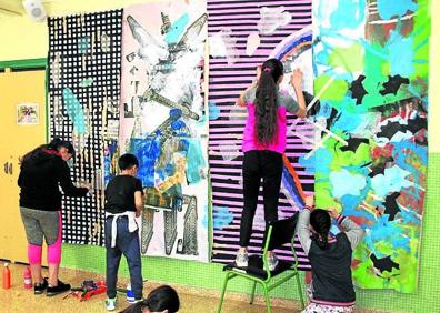 Imagen secundaria 1 - Obras de los alumnos de Aranbizkarra, que han trabajado con el artista Jorge Rubio. Abajo a la izquierda, hábitats naturales y urbanos en la clase de Iñaki Gracenea. Abajo a la derecha, cómo reconocer las diferencias.