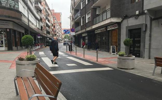 La arteria luce desde hace semanas el nuevo mobiliario urbano. 