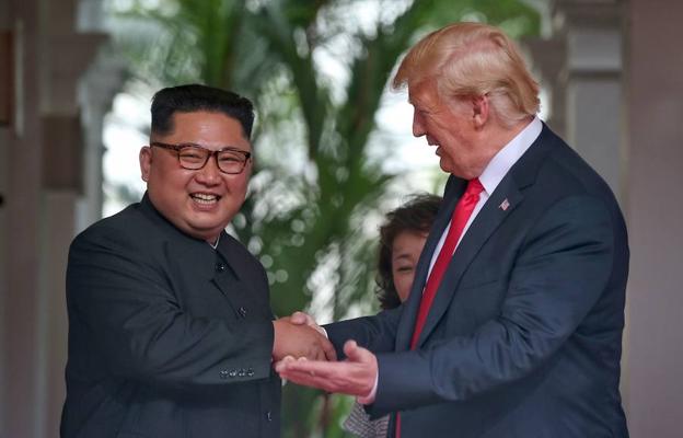Histórico saludo entre Donald Trump y Kim Jong-un.