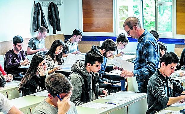 Alumnos realizan la prueba de Selectividad, que les abrirá las puertas de su formación universitaria. 