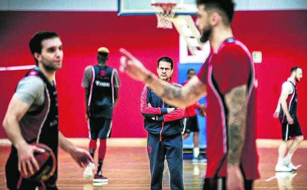 Pedro Martínez sigue con gesto serio la última sesión de entrenamiento de su equipo antes de salir hacia Madrid. 