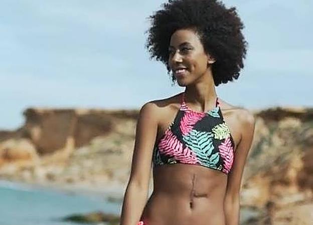Eva Maria Diallo Eslava, que luce una raja que atraviesa su estómago.