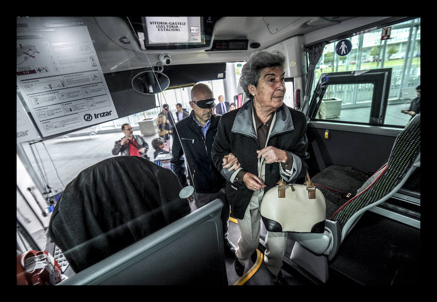 Fotos: Los responsables del transporte público alavés viajan a ciegas