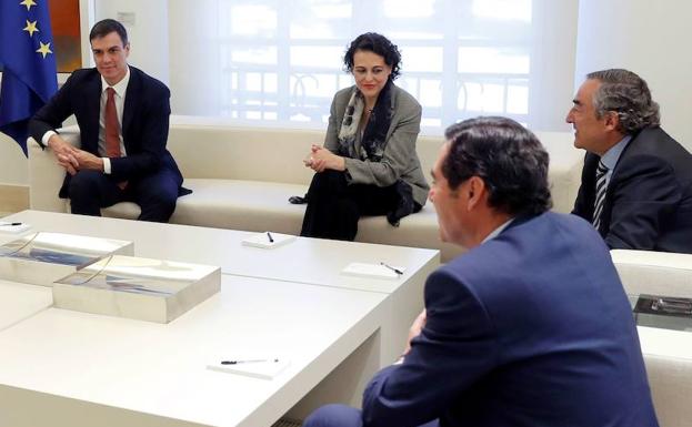 El presidente Pedro Sánchez y la ministra de Trabajo, Magdalena Valerio, con los líderes de Cepyme y CEOE. 