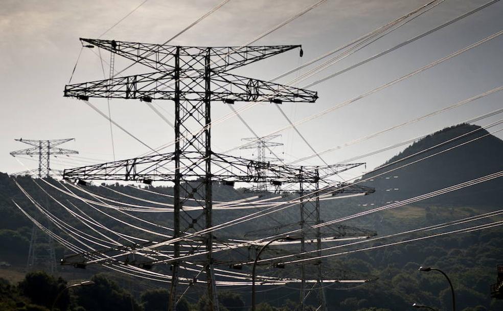 Torres de alta tensión jalonan el paisaje vizcaíno.