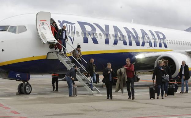 Varios pasajeros caminan por la pista de Foronda tras volar con Ryanair.