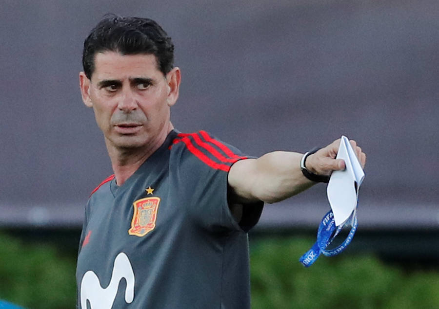 Fernando Hierro ha dirigido su primer entrenamiento como seleccionador de España, horas después de oficializarse su nombramiento en sustitución de Julen Lopetegui. 