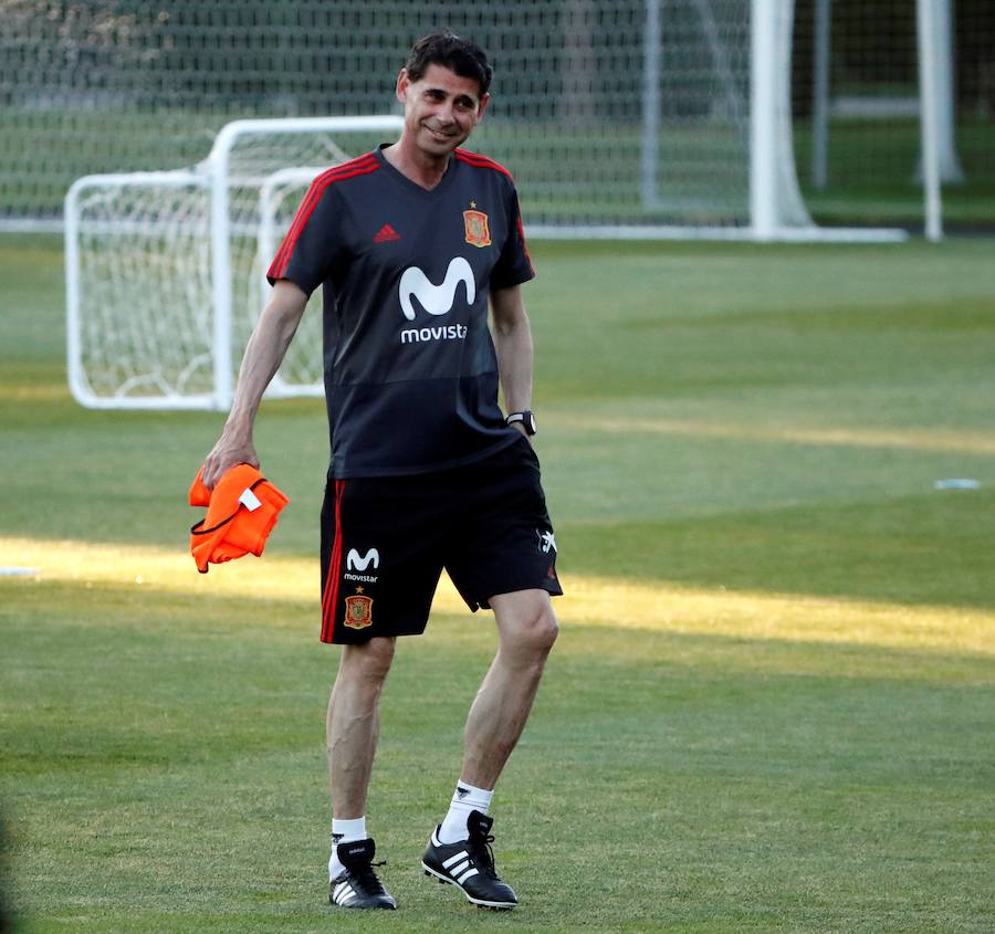 Fernando Hierro ha dirigido su primer entrenamiento como seleccionador de España, horas después de oficializarse su nombramiento en sustitución de Julen Lopetegui. 