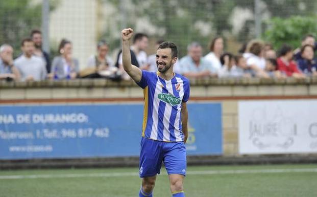 Ekaitz Molina celebra en Tabira el primer gol que protagonizó el sábado ante el Alcalá. 