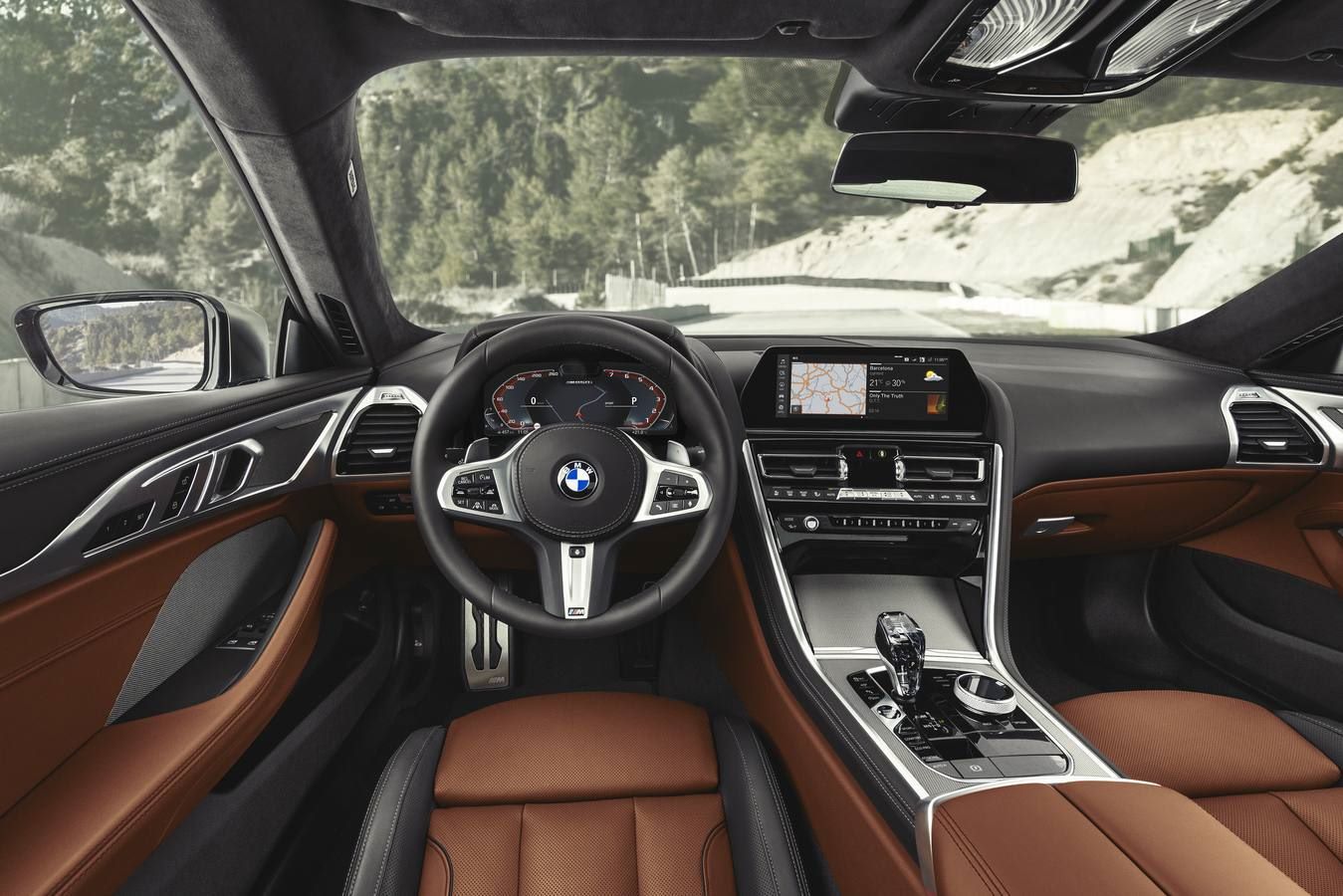 El nuevo cupé de BMW de la Serie 8 se venderá a partir de noviembre con un potente motor V8 de gasolina de 530 caballos y un seis cilindros diésel de 320 CV; en ambos casos con un cambio automático de ocho velocidades.