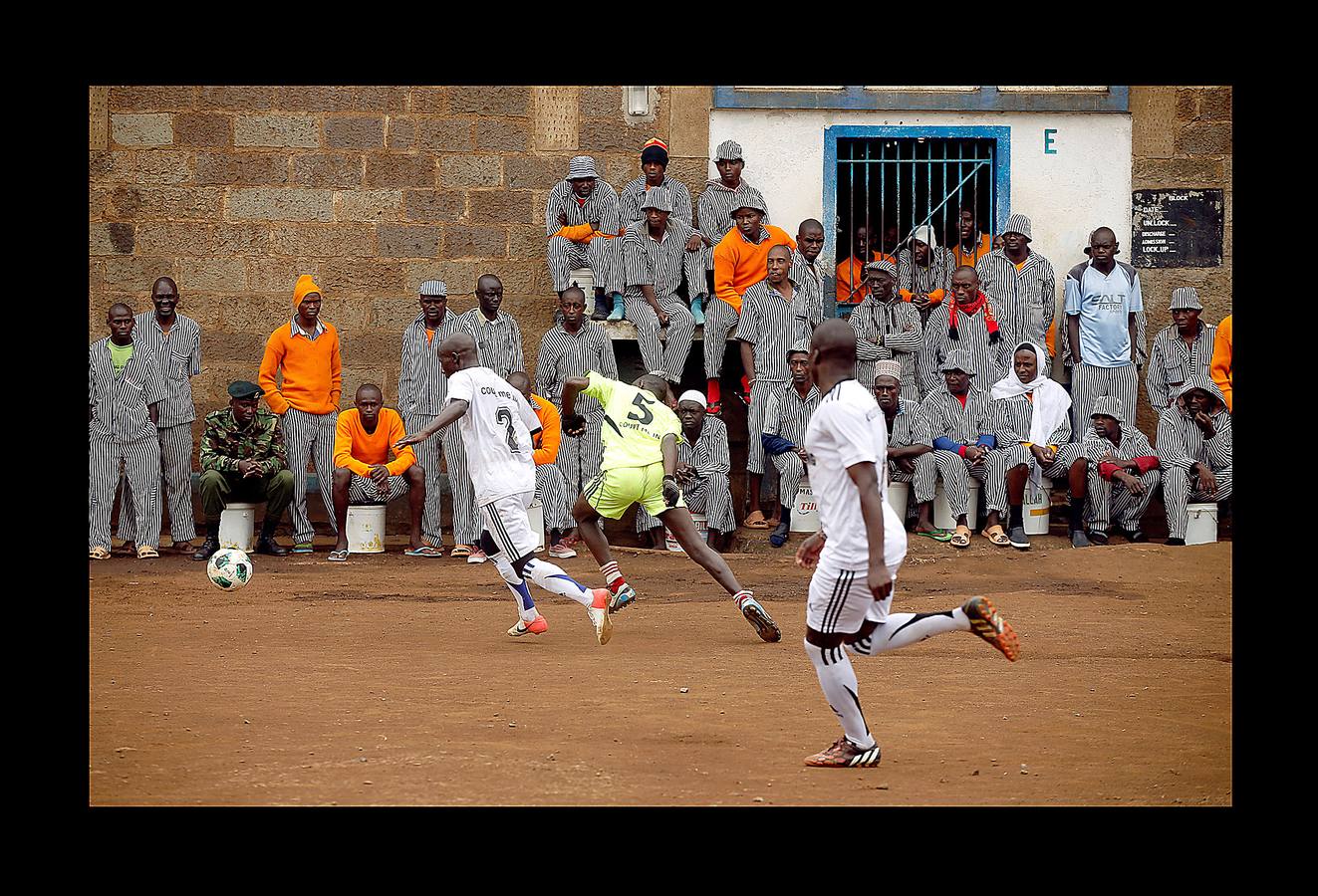 Como parte de su rehabilitación, los reclusos de la prisión de máxima seguridad de Kamiti, en la zona rural de Kenia, disputan su propia versión del Mundial de Fútbol, ​​con equipos que imitan la competición real. En el partido inaugural, bajo la atenta mirada de internos vestidos con uniformes a rayas azules y blancas, «Rusia» venció a «Arabia Saudí» por 5-0, el mismo resultado que se produjo horas antes entre las selecciones que disputaron el primer partido en Moscú. Byron Otieno, un recluso de 23 años, fue el jugador más destacado de este peculiar encuentro. Marcó dos de los cinco goles pero tendrá tiempo para mejorar: cumple condena por asesinato.