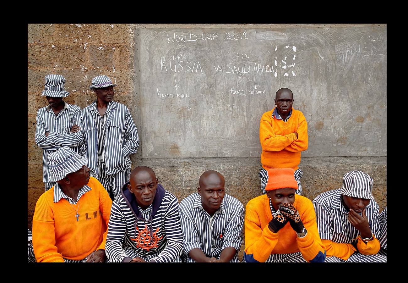 Como parte de su rehabilitación, los reclusos de la prisión de máxima seguridad de Kamiti, en la zona rural de Kenia, disputan su propia versión del Mundial de Fútbol, ​​con equipos que imitan la competición real. En el partido inaugural, bajo la atenta mirada de internos vestidos con uniformes a rayas azules y blancas, «Rusia» venció a «Arabia Saudí» por 5-0, el mismo resultado que se produjo horas antes entre las selecciones que disputaron el primer partido en Moscú. Byron Otieno, un recluso de 23 años, fue el jugador más destacado de este peculiar encuentro. Marcó dos de los cinco goles pero tendrá tiempo para mejorar: cumple condena por asesinato.