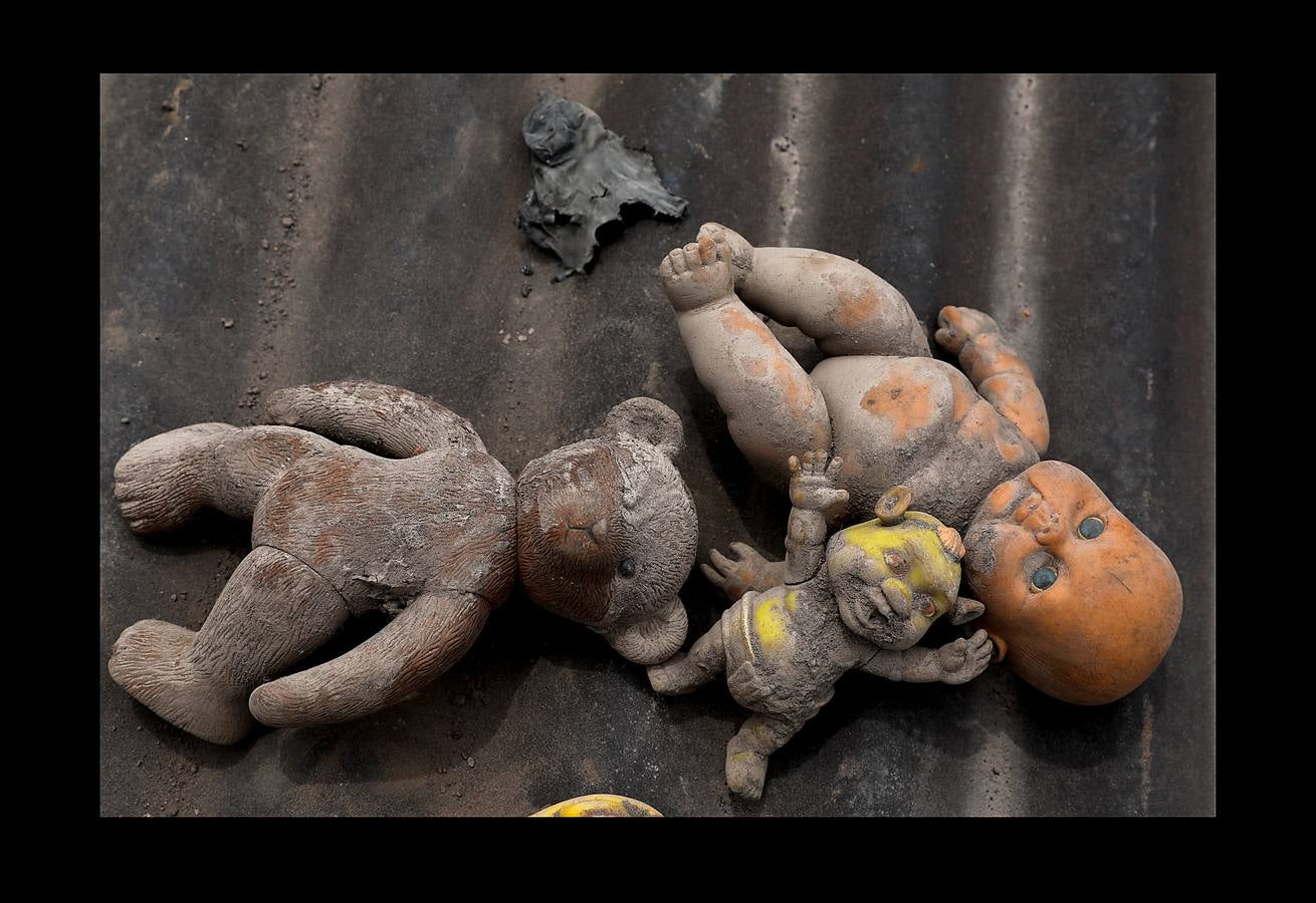 Los niños abandonaron los juguetes, la ropa quedó colgada en los tendederos de los patios traseros y los animales murieron petrificados. Después de la erupción, el exuberante paisaje verde se convirtió en un cementerio gris polvoriento, envuelto en un persistente olor a azufre... Toneladas de árboles, rocas y gases tóxicos se deslizaron por los flancos del Volcán de Fuego formando lo que se conoce como «flujo piroclástico,» que alcanza velocidades más rápidas y letales que la lava. Cuando las familias de las aldeas más afectadas -El Rodeo y San Miguel de Los Lotes, en el centro de Guatemala- se dieron cuenta de lo que sucedía, no tuvieron tiempo de huir. 