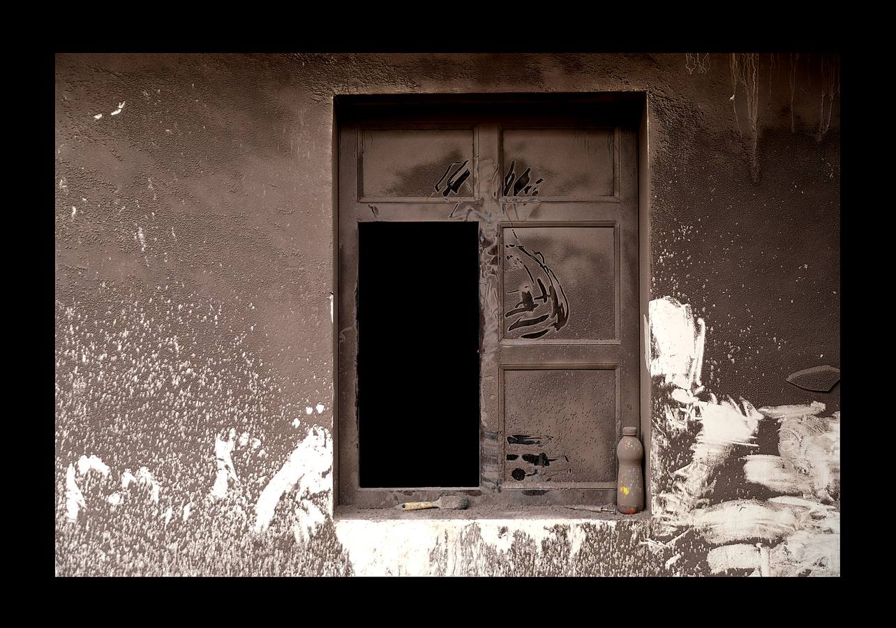 Los niños abandonaron los juguetes, la ropa quedó colgada en los tendederos de los patios traseros y los animales murieron petrificados. Después de la erupción, el exuberante paisaje verde se convirtió en un cementerio gris polvoriento, envuelto en un persistente olor a azufre... Toneladas de árboles, rocas y gases tóxicos se deslizaron por los flancos del Volcán de Fuego formando lo que se conoce como «flujo piroclástico,» que alcanza velocidades más rápidas y letales que la lava. Cuando las familias de las aldeas más afectadas -El Rodeo y San Miguel de Los Lotes, en el centro de Guatemala- se dieron cuenta de lo que sucedía, no tuvieron tiempo de huir. 