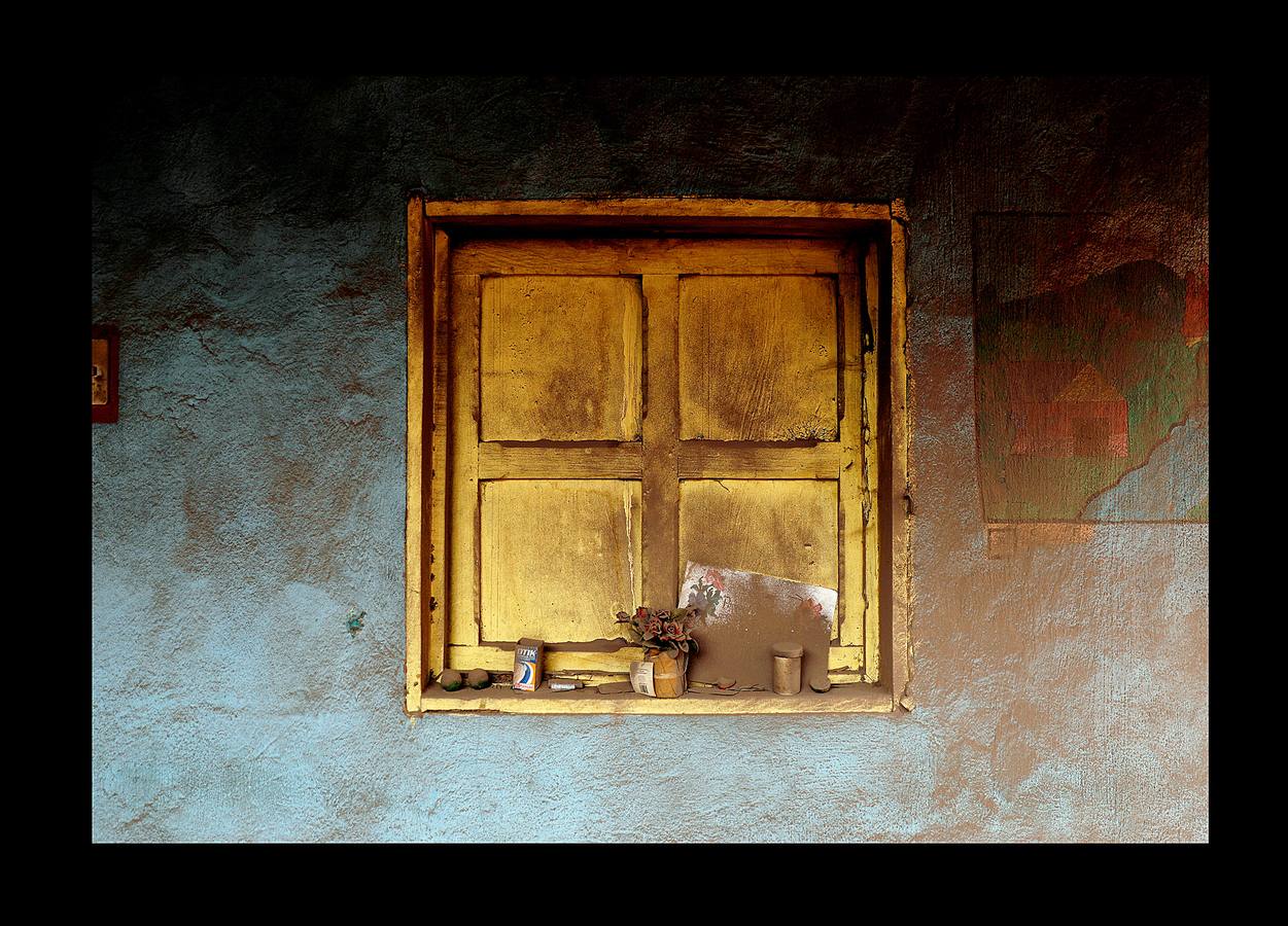 Los niños abandonaron los juguetes, la ropa quedó colgada en los tendederos de los patios traseros y los animales murieron petrificados. Después de la erupción, el exuberante paisaje verde se convirtió en un cementerio gris polvoriento, envuelto en un persistente olor a azufre... Toneladas de árboles, rocas y gases tóxicos se deslizaron por los flancos del Volcán de Fuego formando lo que se conoce como «flujo piroclástico,» que alcanza velocidades más rápidas y letales que la lava. Cuando las familias de las aldeas más afectadas -El Rodeo y San Miguel de Los Lotes, en el centro de Guatemala- se dieron cuenta de lo que sucedía, no tuvieron tiempo de huir. 