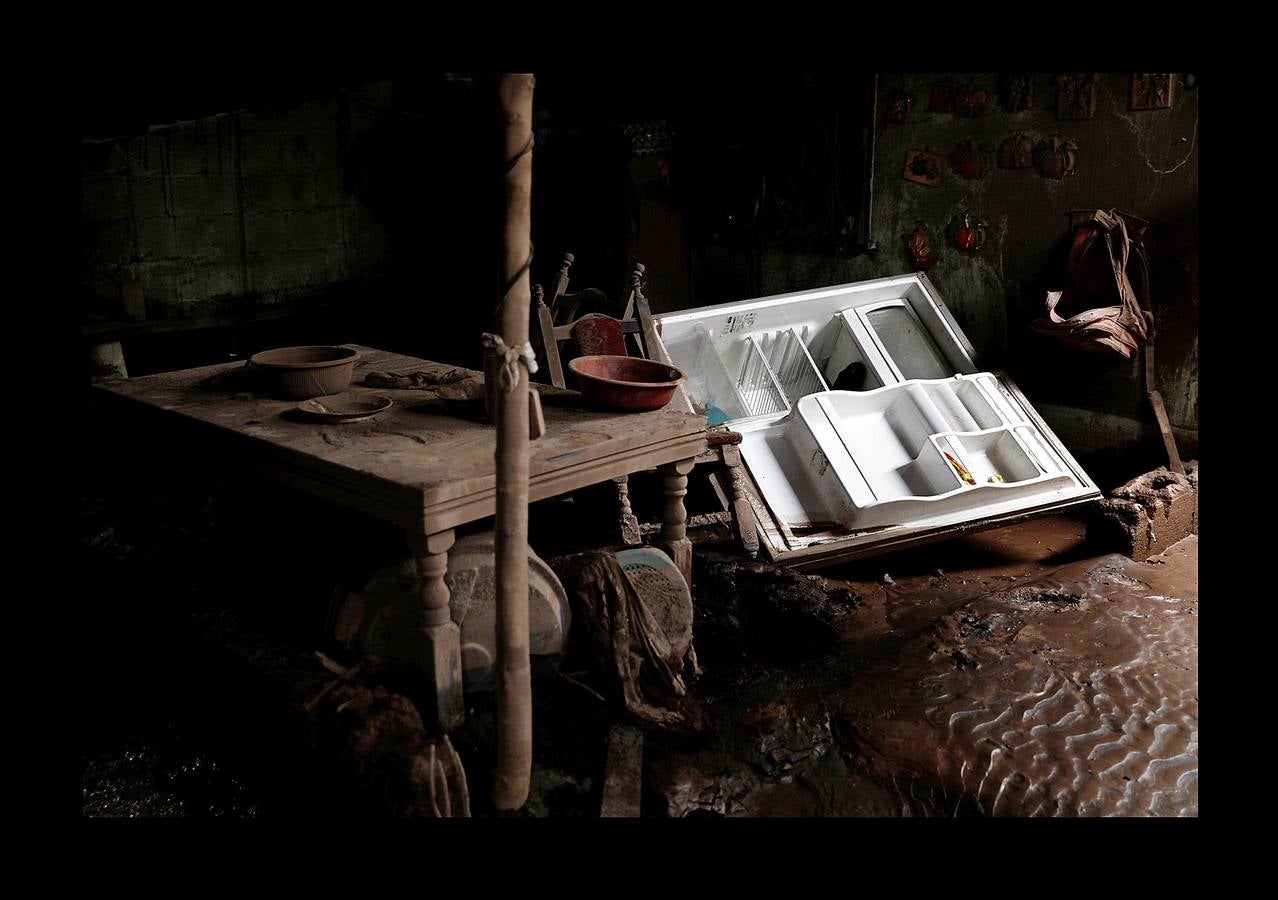 Los niños abandonaron los juguetes, la ropa quedó colgada en los tendederos de los patios traseros y los animales murieron petrificados. Después de la erupción, el exuberante paisaje verde se convirtió en un cementerio gris polvoriento, envuelto en un persistente olor a azufre... Toneladas de árboles, rocas y gases tóxicos se deslizaron por los flancos del Volcán de Fuego formando lo que se conoce como «flujo piroclástico,» que alcanza velocidades más rápidas y letales que la lava. Cuando las familias de las aldeas más afectadas -El Rodeo y San Miguel de Los Lotes, en el centro de Guatemala- se dieron cuenta de lo que sucedía, no tuvieron tiempo de huir. 