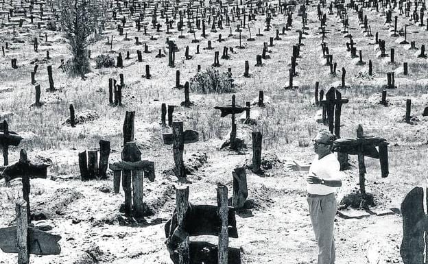 Imagen principal - 1. Sergio Leone, en el Valle de Mirandilla en julio de 1966. 2. Joseba del Valle a la carretilla. 3 Clint Eastwood y Lee Van Cleef junto a un guardia civil durante el rodaje de 'El bueno, el feo y el malo'.