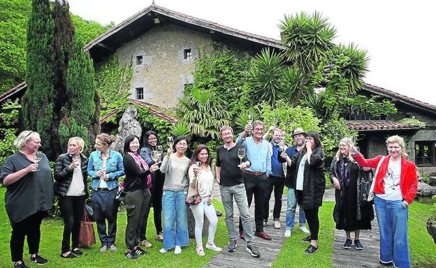 Repercusión internacional. Periodistas de una decena de países probaron lo más selecto de la gastronomía vizcaína en el Baserri Maitea.