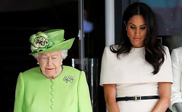 La reina Isabel y Meghan Markle.