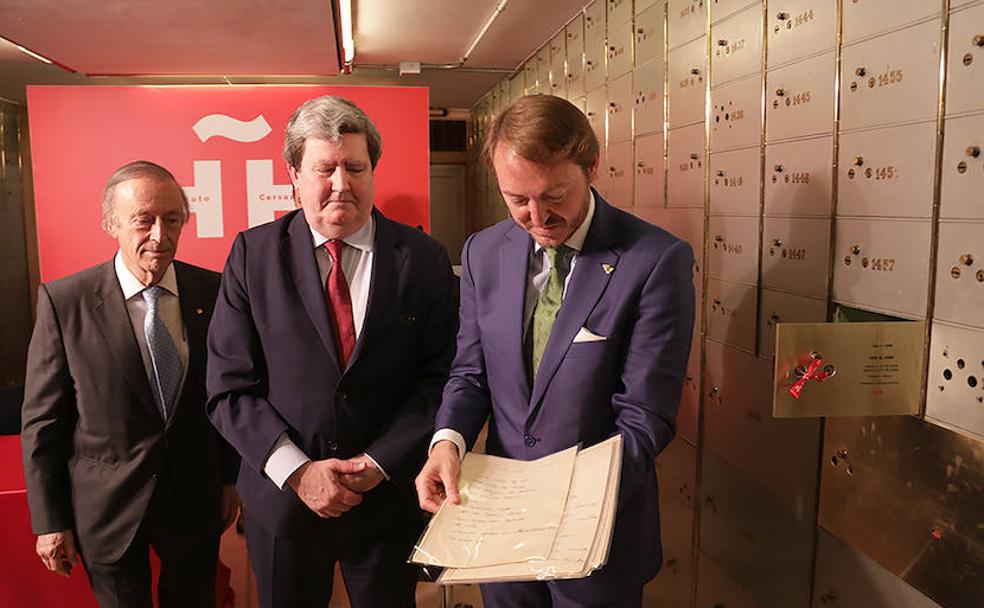 El director del Instituto Cervantes, Juan Manuel Bonet, y el coleccionista Santiago Vivanco depositan el original del poeta chileno. 