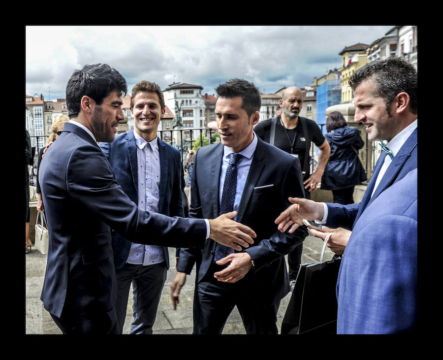 El capitán del Deportivo Alavés ha contraído matrimonio con su novia este sábado en una ceremonia que se ha celebrado en la iglesia de San Miguel, en Vitoria