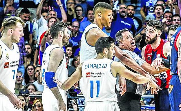 Shengelia se revuelve después de que Rudy Fernández le dejará la pierna tras una jugada.