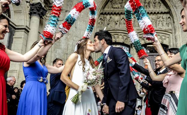 Manu García y su mujer Noelia se besan al salir de la iglesia de San Miguel.