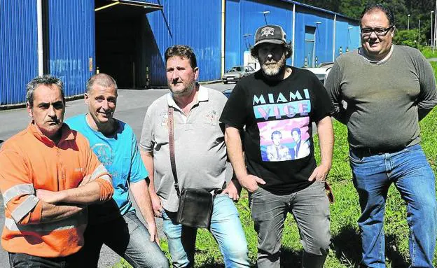 Los trabajadores Juanma Sainz, Unai Jarrin, Jesús Cirión, Aitor Garay y Álex Hernández posan frente a la planta de Güeñes.