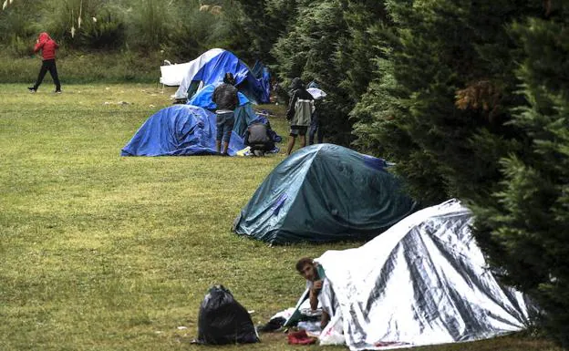 Campamento instalado hace unos meses en las proximidades del Puerto, 