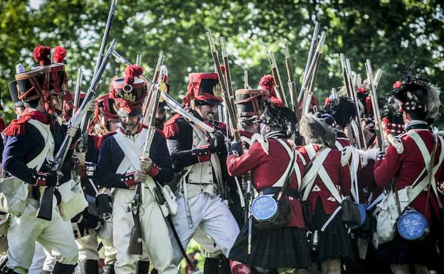 Cuerpo a cuerpo, franceses contra escoceses en la recreación del asalto del británico Cole a Aríñez hace 205 años.