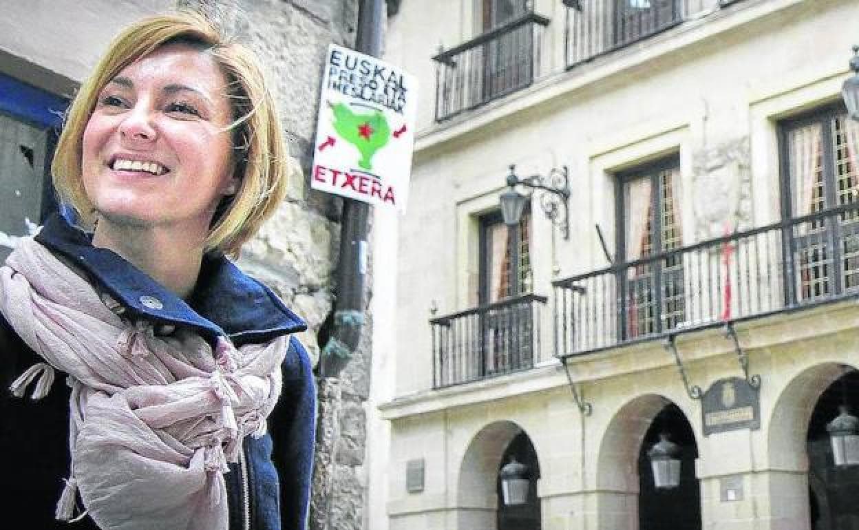 Naiara Zamarreño posa junto al Ayuntamiento de Rentería, donde su padre fue concejal por el PP hasta que ETA acabó con su vida.