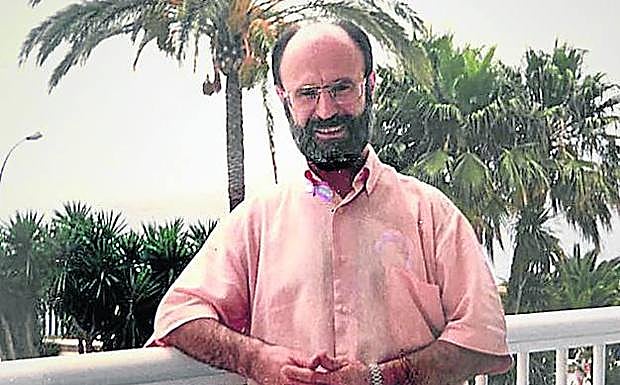 Imagen principal - La última fotografía en un fin de semana «sin vigilancia». Naiara Zamarreño tiene un cariño especial a esta fotografía. Es la última que le hicieron a su aita antes de que ETA acabara con su vida. Cuatro días antes de aquel fatídico jueves, 25 de junio de 1998, el concejal del PP de Rentería y su mujer fueron a pasar el fin de semana a Almuñécar. «Le dieron un premio al valor y al coraje», revela su hija. Debido a la amenaza terrorista, Manuel Zamarreño «tenía vigilancia y contravigilancia, así que el coche de la escolta le acompañó hasta que salieron de Euskadi», relata Naiara. «¿Has visto qué bien estamos sin que nadie nos vigile?», le comentó Marisol a su marido. «Se lo dijo en ambos sentidos. Tanto por los escoltas, como por los etarras», puntualiza su hija. Fueron sus últimas horas de libertad, de no sentir la presión de ETA y su entorno. «Mi ama me contó que ese fin de semana era feliz». Abajo a la izquierda, 1998. Manuel Zamarreño y José María Trimiño, concejales del PP, en el pleno de toma de posesión del cargo. Abajo a la derecha, El atentado. Estado en el que quedó la moto y el resto de vehículos tras la explosión. 