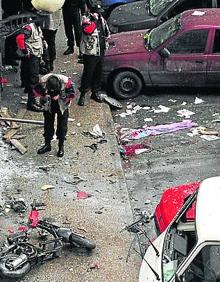 Imagen secundaria 2 - La última fotografía en un fin de semana «sin vigilancia». Naiara Zamarreño tiene un cariño especial a esta fotografía. Es la última que le hicieron a su aita antes de que ETA acabara con su vida. Cuatro días antes de aquel fatídico jueves, 25 de junio de 1998, el concejal del PP de Rentería y su mujer fueron a pasar el fin de semana a Almuñécar. «Le dieron un premio al valor y al coraje», revela su hija. Debido a la amenaza terrorista, Manuel Zamarreño «tenía vigilancia y contravigilancia, así que el coche de la escolta le acompañó hasta que salieron de Euskadi», relata Naiara. «¿Has visto qué bien estamos sin que nadie nos vigile?», le comentó Marisol a su marido. «Se lo dijo en ambos sentidos. Tanto por los escoltas, como por los etarras», puntualiza su hija. Fueron sus últimas horas de libertad, de no sentir la presión de ETA y su entorno. «Mi ama me contó que ese fin de semana era feliz». Abajo a la izquierda, 1998. Manuel Zamarreño y José María Trimiño, concejales del PP, en el pleno de toma de posesión del cargo. Abajo a la derecha, El atentado. Estado en el que quedó la moto y el resto de vehículos tras la explosión. 