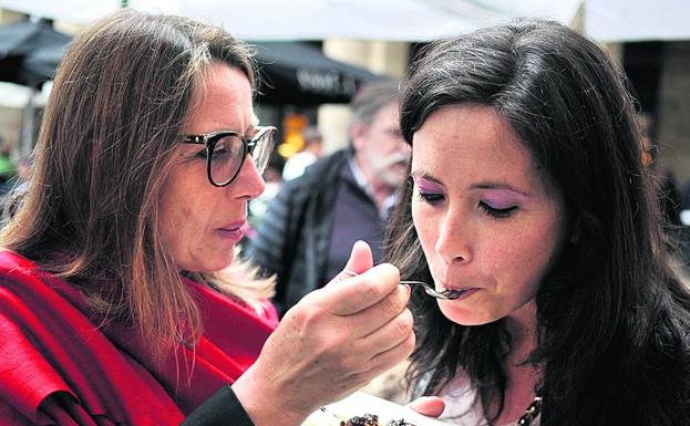 Roberta y Dayana en el Sorginzulo de la Plaza Nueva. 