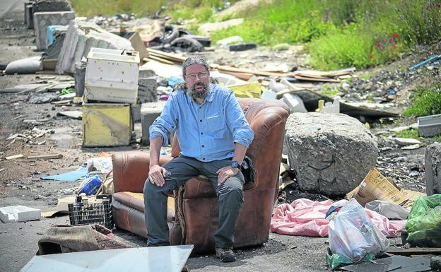 Agustín Rodríguez, el cura de la Cañada Real, en un paraje del poblado madrileño sembrado de basuras.