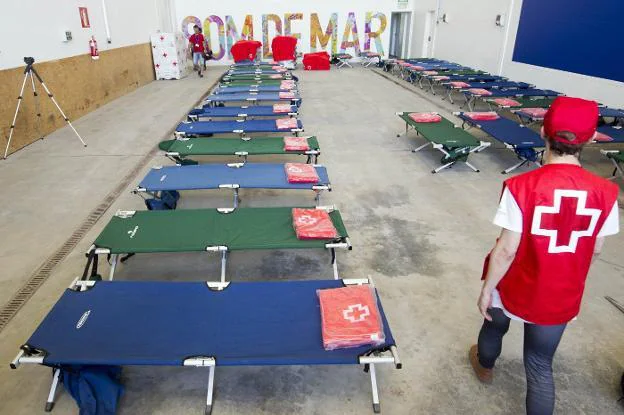 La base del 'Alinghi', lista con camillas de Cruz Roja para los náufragos. Arriba, kit de primeras necesidades. 