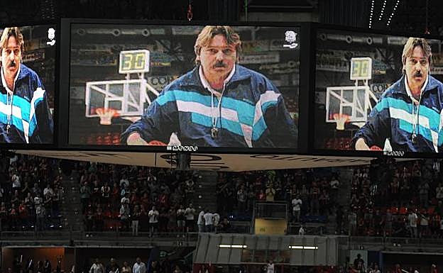 El baskonismo en pie en el Buesa Arena para recordar a Manel Comas a través de un vídeo que se visionó en el videomarcador. 
