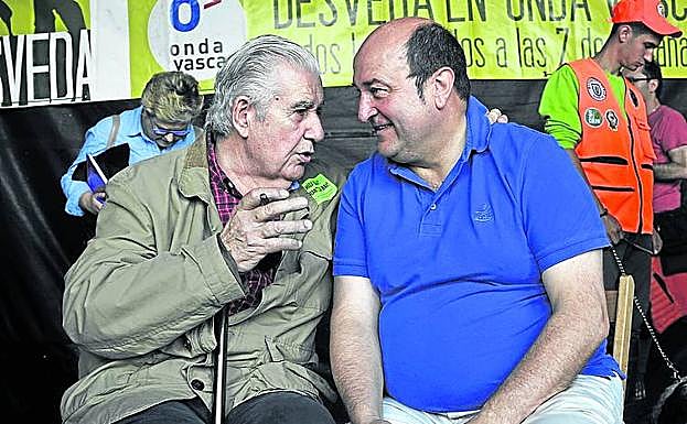 Sarasketa, en plena conversación con el presidente del PNV.