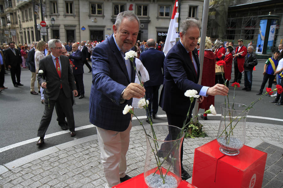 El alcalde de Bilbao, Juan Maria Aburto, junto al resto de la Corporación, ha presidido la ofrenda floral ante la estatua de Don Diego López de Haro con motivo del aniversario de la Villa de Bilbao