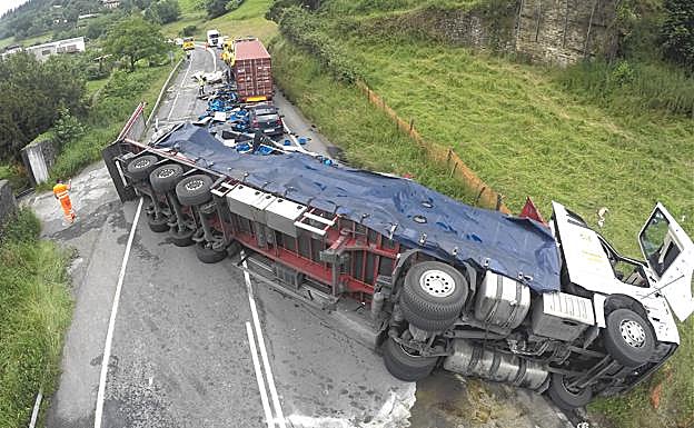 Uno de los camiones accidentados.
