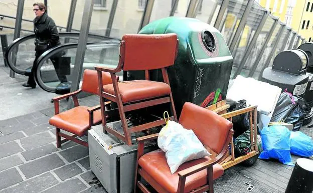 Muebles depositados en un cantón del Casco Medieval. 