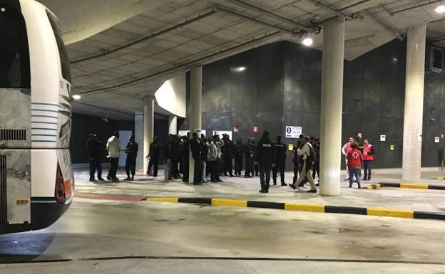 Abandonan a 50 inmigrantes en la estación de autobuses de San Sebastián