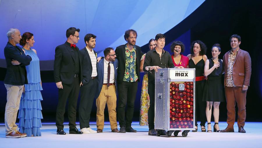 Kiti Kraft de Bambalina Titelles SL recibe el premio al mejor espectáculo en la gala de los XXI Premios MAX de las Artes Escénicas.