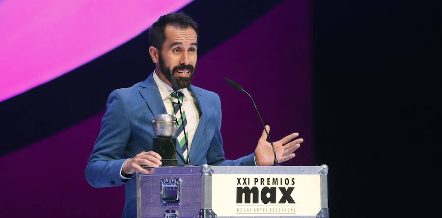 El bailarín y coreógrafo Daniel Abreu, tras recibir el galardón como 'Mejor Intérprete Masculino de Danza', por su trabajo en 'La Desnudez'.