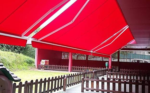 Los toldos protegen la zona de juegos y las ventanas. 