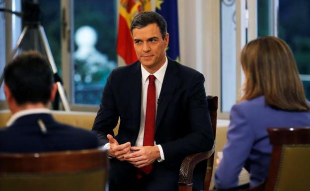 Pedro Sánchez, acompañado por los presentadores Ana Blanco y Sergio Martín, al comienzo de la entrevista que concedió anoche a TVE, la primera desde que accedió al cargo.