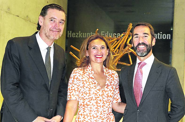 Miguel Zugaza, Carmen Gomeza y Rafael Orbegozo. 