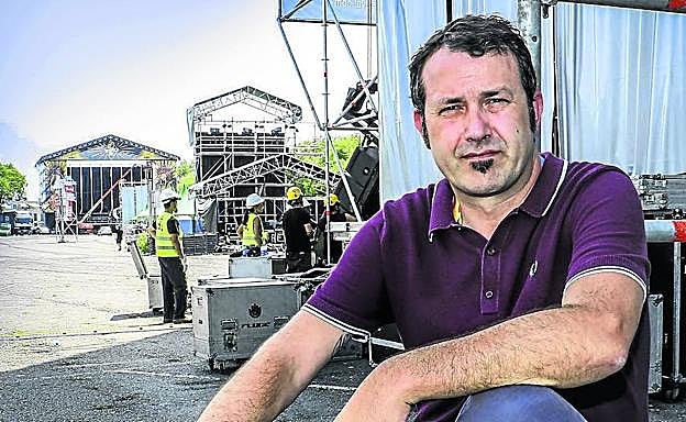 El promotor de Last Tour International Alfonso Santiago, ayer en el recinto de Mendizabala. 