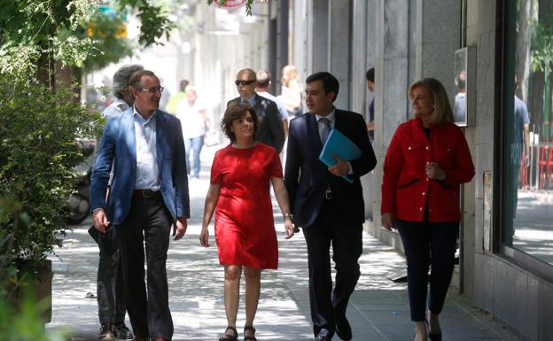 Alonso ha acompañado a Soraya Saénz de Santamaría a entregar los avales necesarios para formalizar su candidatura.