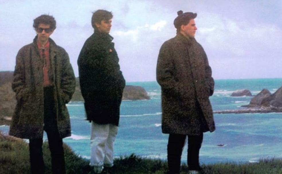 Juanra Viles, Diego Vasallo y Mikel Erentxun posando melancólicos en la portada de 'Por tierras escocesas'.